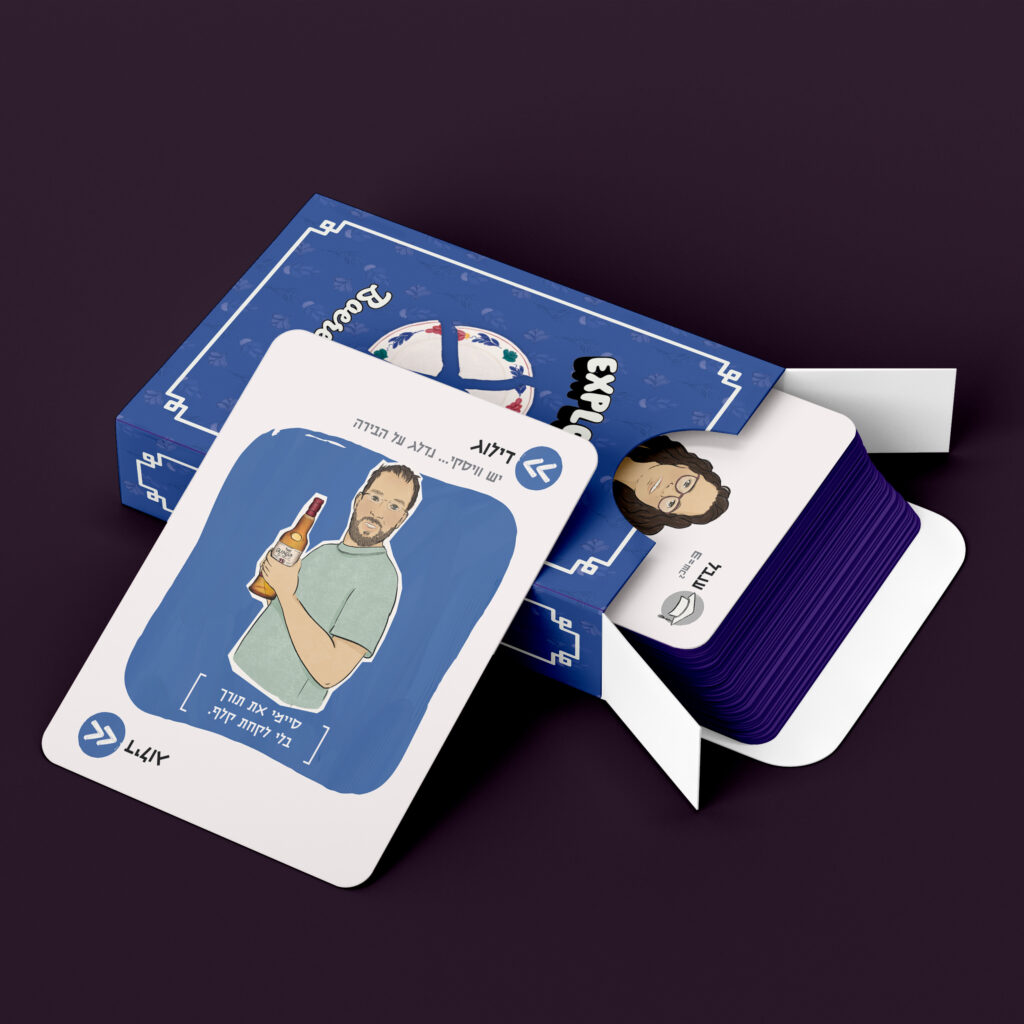 קופסת קלפי משחק מאויירת וקלף מאוייר נשען עליה